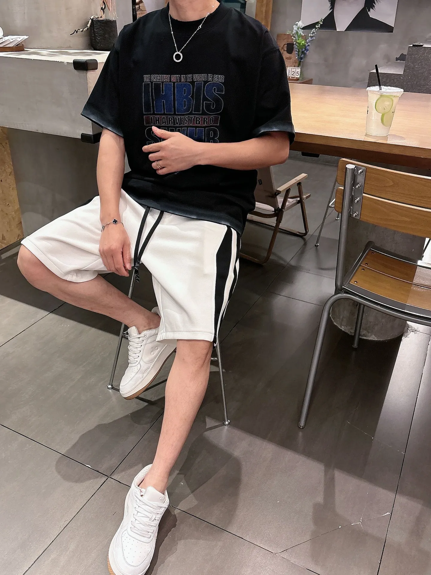 Balenciaga's three-standard complete 2026 summer New Arrival men's casual shorts, advanced custom-made Breathable fabric, Breathable fabric, extremely stretchy and comfortable, impeccable details, top-grade accessories, original logo design concept, delicate and soft feel! The upper body fit is awesome! Size: M-XXXL Please state your height and weight when ordering